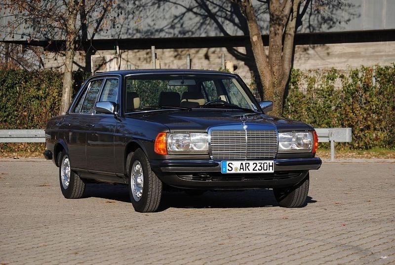 Gebraucht Mercedes E230 136 PS (100 kW) 1982 Grau Limousine