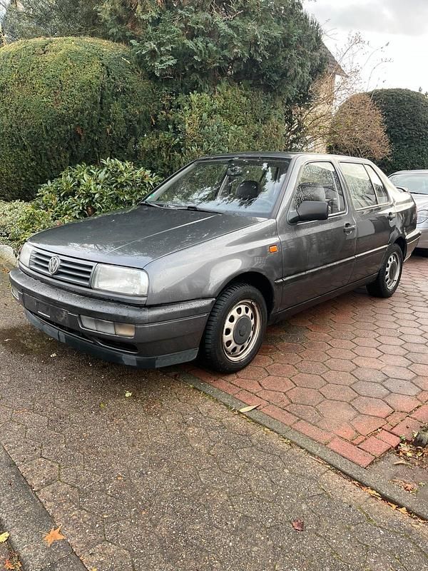 Grau Gebraucht 1993 VW Vento Limousine | 990 € - Bild 1/4