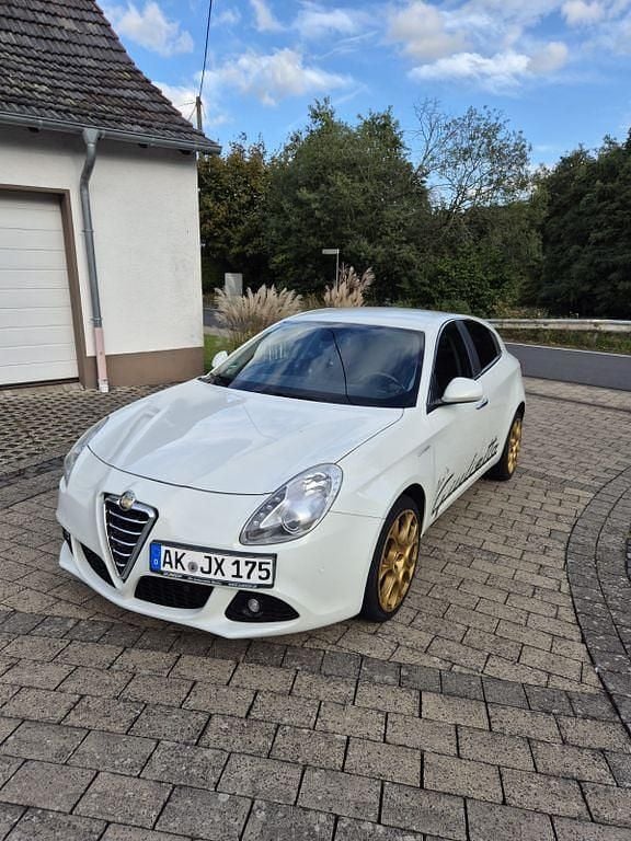 Weiß Gebraucht 2012 Alfa Romeo Giulietta Turismo Limousine | 4.600 € (Fairer Preis) - Bild 1/4