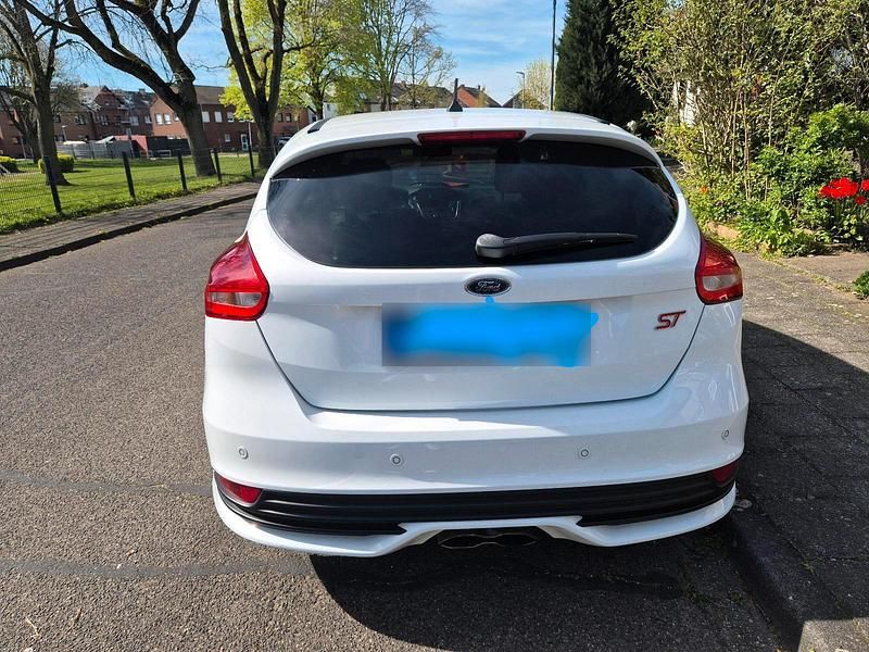 Usata Ford Focus ST 250 CV (183 kW) 2017 Bianco Berlina