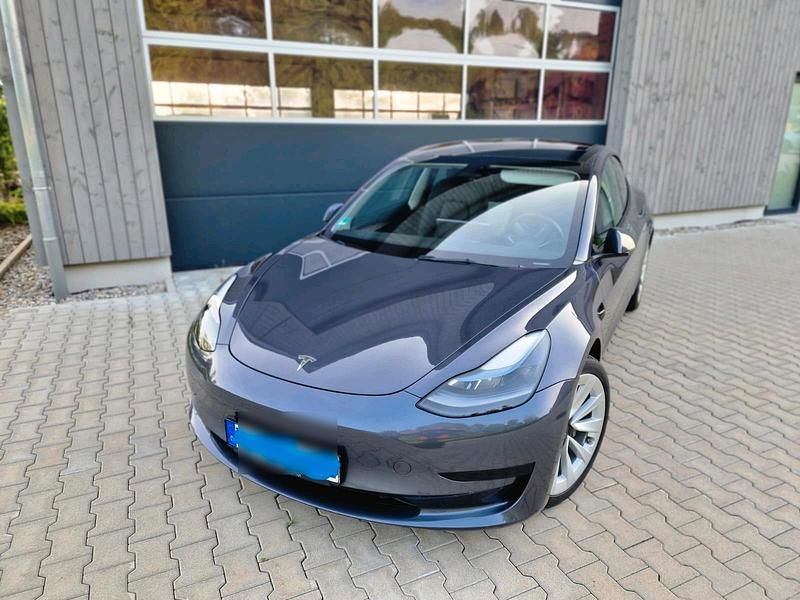 Grau Gebraucht 2022 Tesla Model 3 Standard Range Plus Limousine | 26.500 € (Fairer Preis) - Bild 1/4