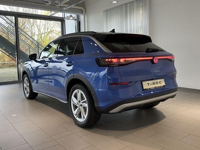 Gebraucht VW T-Roc Life 150 PS (110 kW) 2025 Celestial blue metallic SUV