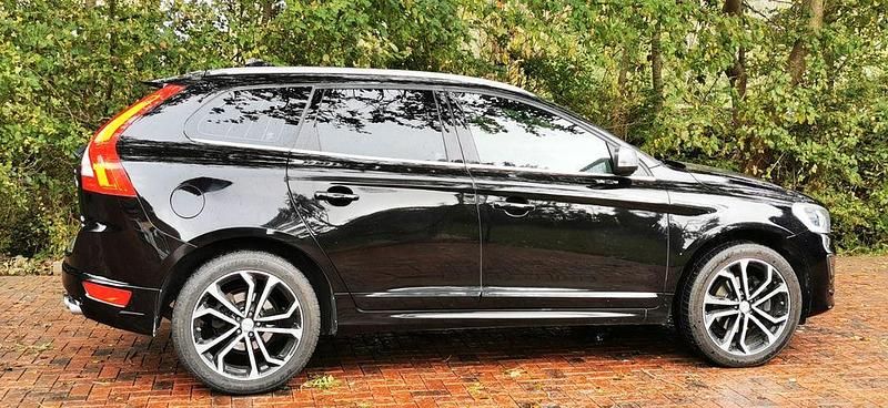 Schwarz Gebraucht 2016 Volvo XC60 R-Design Momentum SUV | 21.590 € (Etwas zu teuer) - Bild 1/4