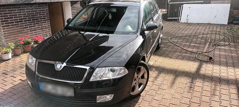 Schwarz Gebraucht 2007 Skoda Octavia Tour Kombi | 1.990 € (Teuer) - Bild 1/4