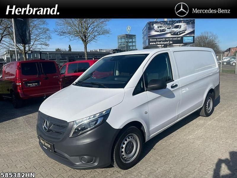 Weiß Gebraucht 2022 Mercedes Vito Van / Kleinbus | 29.155 € (Fairer Preis) - Bild 1/4