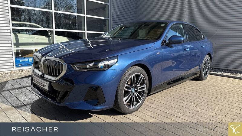 Phytonicblau Gebraucht 2024 BMW i5 Comfort Edition Limousine | 55.745 € - Bild 1/4