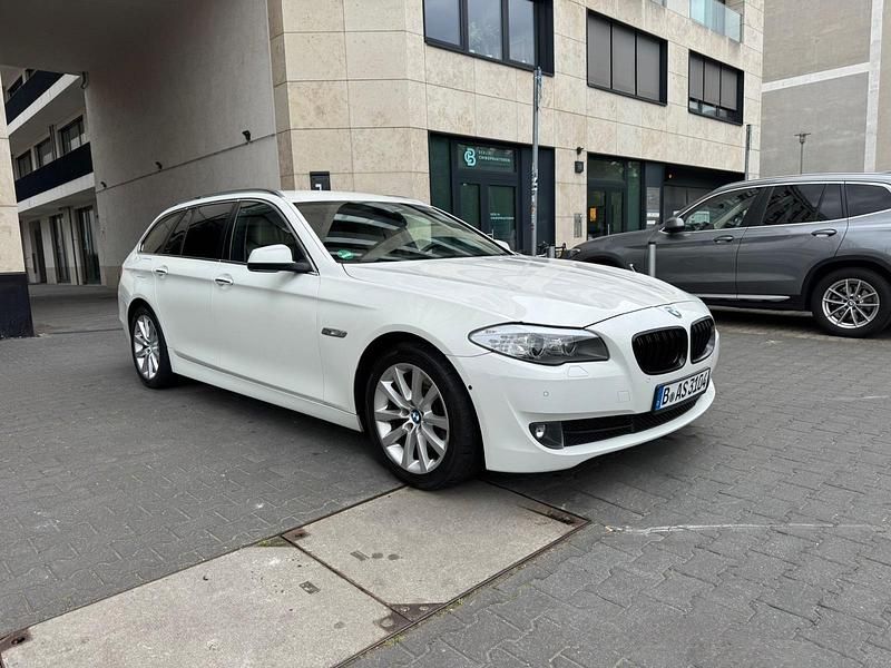 Weiß Gebraucht 2012 BMW 530 Sport Line Kombi | 6.900 € (Superpreis) - Bild 1/4