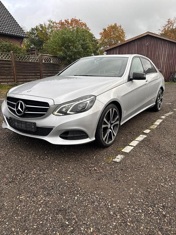 Silber Gebraucht 2015 Mercedes E220 Limousine | 17.300 € (Fairer Preis) - Bild 1/4
