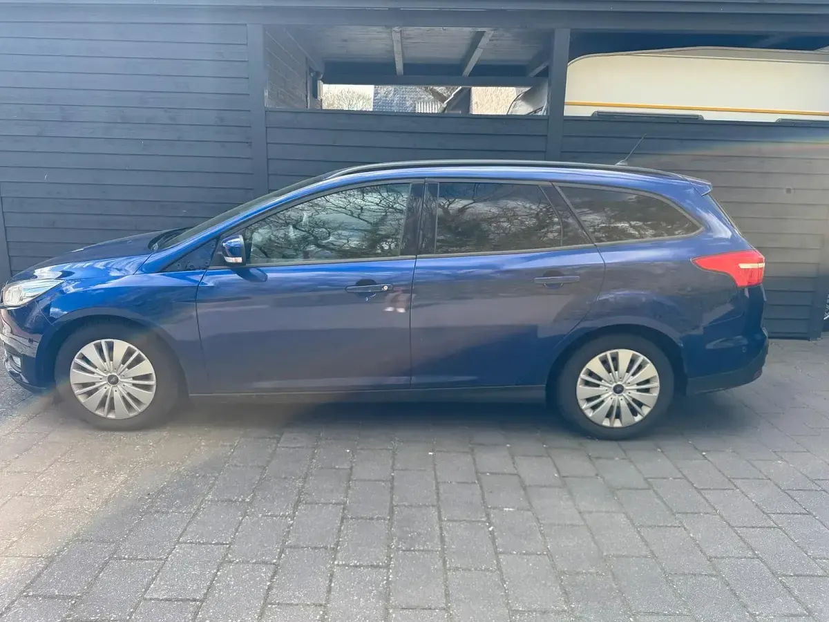Gebraucht Ford Focus 101 PS (74 kW) 2017 Blau Kombi