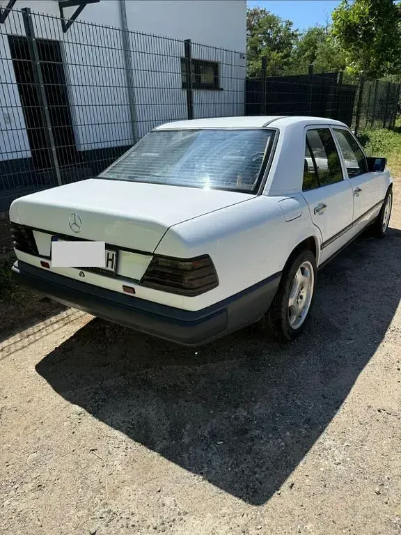 Gebraucht Mercedes E260 160 PS (117 kW) 1987 Weiß Limousine