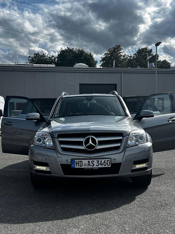 Grau Gebraucht 2011 Mercedes GLK220 SUV | 10.900 € - Bild 1/4