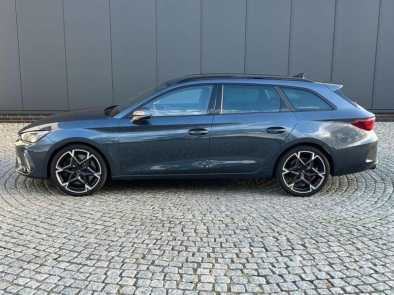Neu Cupra Leon VZ 333 PS (244 kW) 2025 Magnetic grau metallic Kombi