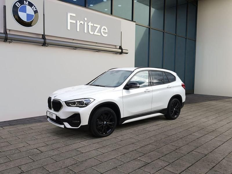 Weiß Gebraucht 2022 BMW X1 Sport Line SUV | 29.975 € (Fairer Preis) - Bild 1/4