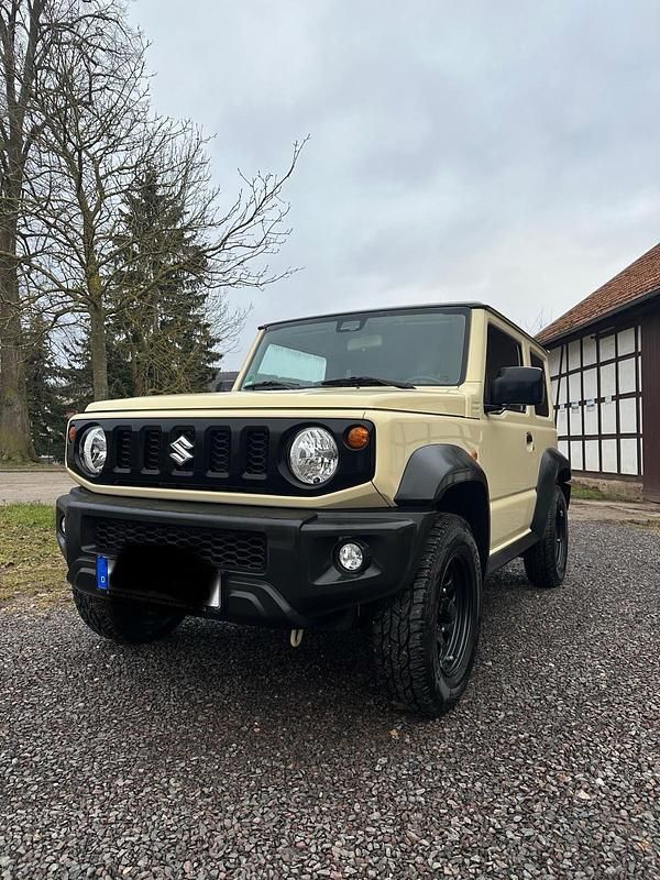 Beige Gebraucht 2024 Suzuki Jimny SUV | 28.500 € (Fairer Preis) - Bild 1/4