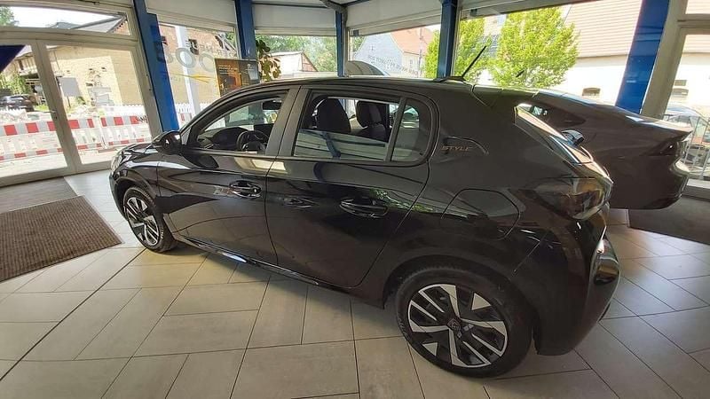 Gebraucht Peugeot e-208 Style 100 kW (136 PS) 2025 Lackierung schwarz perla nera Kleinwagen