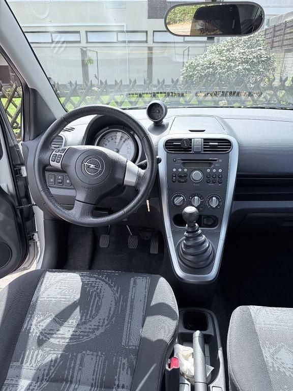 Gebraucht Opel Agila 68 PS (50 kW) 2013 Silber Kleinwagen