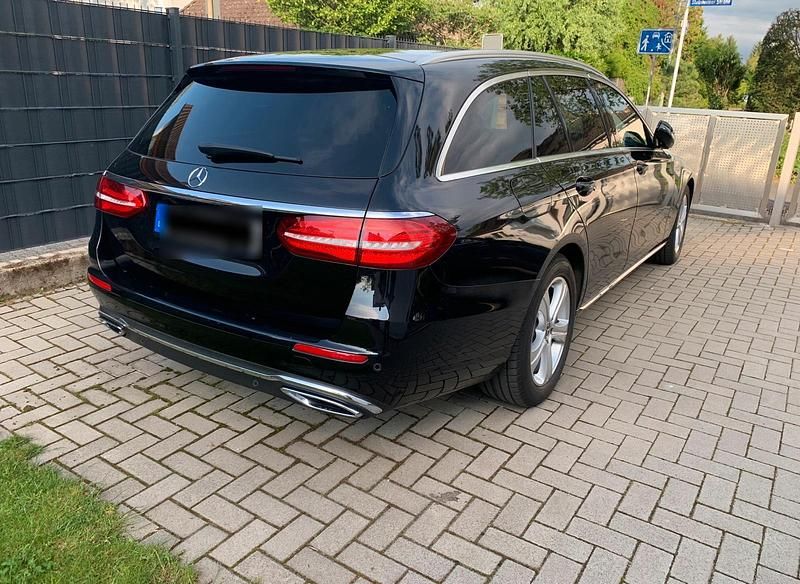 Gebraucht Mercedes E220 179 PS (131 kW) 2019 Schwarz Kombi