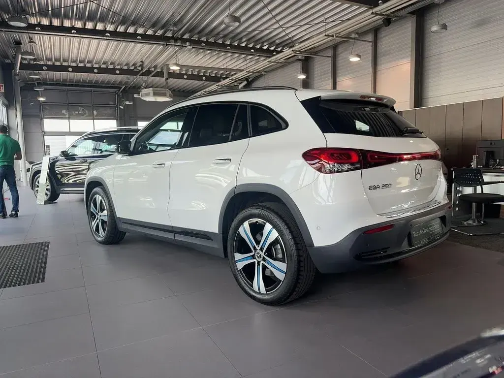 Gebraucht Mercedes EQA250 Progressive 139 kW (190 PS) 2023 Weiß SUV