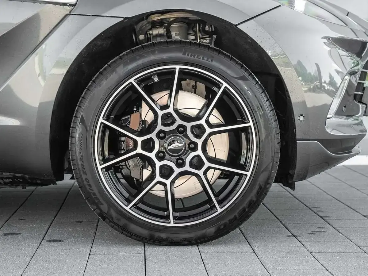 Gebraucht Aston Martin DBX 551 PS (405 kW) 2024 Magnetic silver SUV