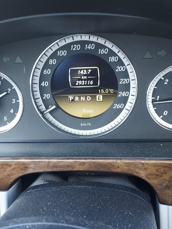 Second-hand Mercedes E200 136 CP (100 kW) 2011 Auriu Berlinǎ