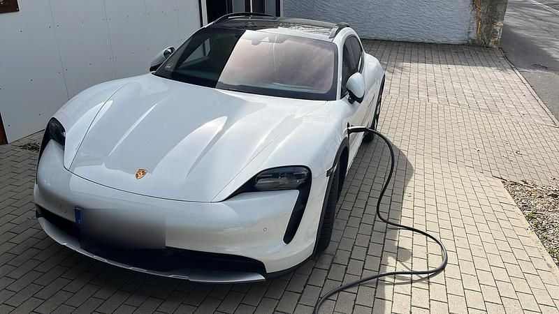 Weiß Gebraucht 2022 Porsche Taycan Limousine | 59.500 € (Superpreis) - Bild 1/4