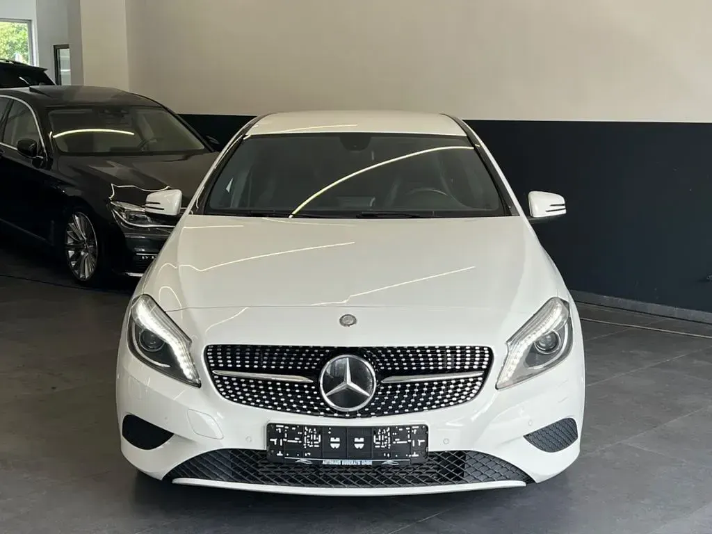Gebraucht Mercedes A180 Urban 122 PS (89 kW) 2012 Weiß Kleinwagen