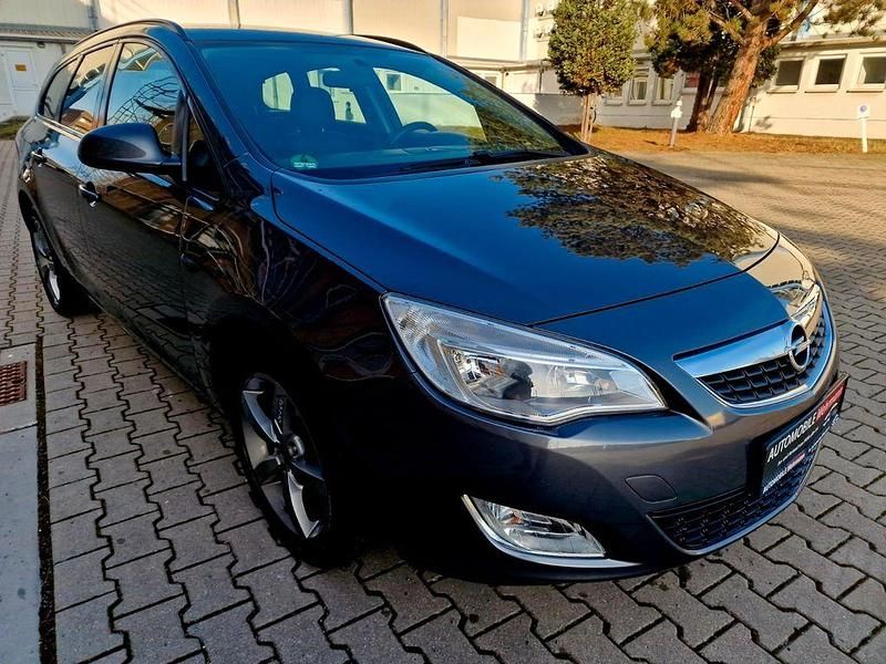 Gebraucht Opel Astra Design Edition 101 PS (74 kW) 2011 Grau Kombi