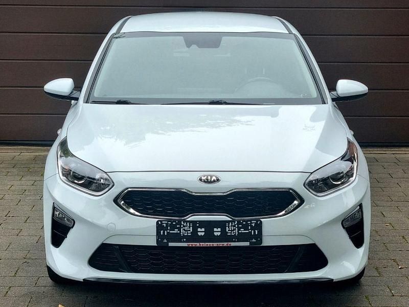 Weiß Gebraucht 2021 Kia Ceed Limousine | 12.990 € (Superpreis) - Bild 1/4