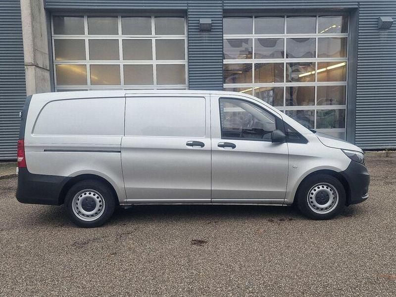 Usado Mercedes Vito 114 HP (83 kW) 2019 Prateado Van