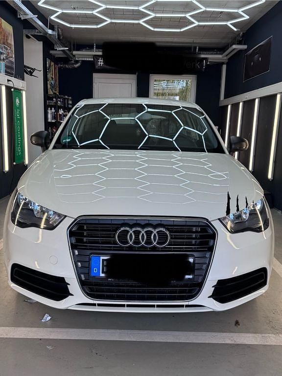 Weiß Gebraucht 2012 Audi A1 Ambition Kleinwagen | 8.390 € (Fairer Preis) - Bild 1/4