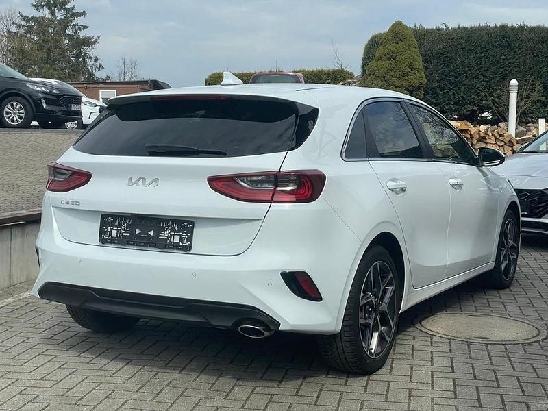 Używany Kia Ceed 140 KM (102 kW) 2025 Biały Hatchback