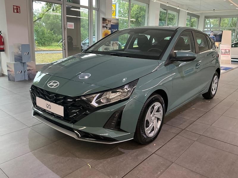 Gebraucht Hyundai i20 Select 79 PS (58 kW) 2025 Mangrove green / mic Limousine