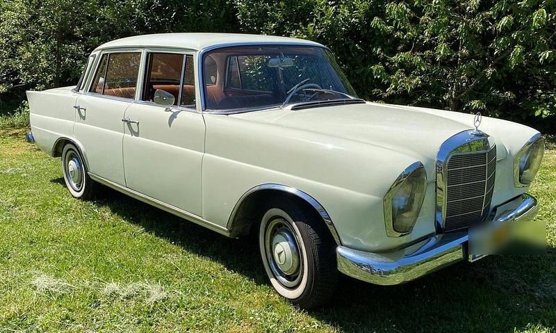 Weiß Gebraucht 1966 Mercedes 230 Limousine | 14.000 € - Bild 1/4