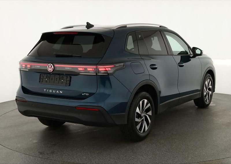 Neu VW Tiguan Life 2025 Nightshade blue metallic SUV