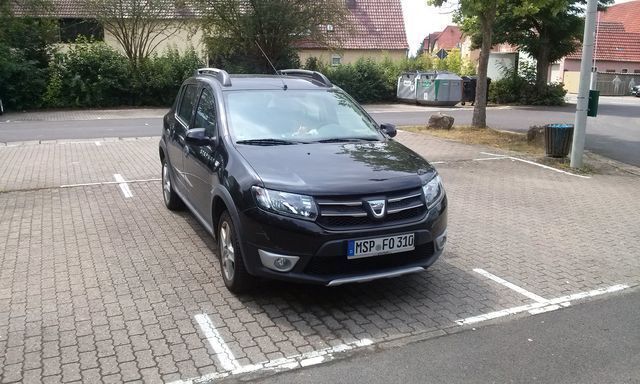 Schwarz Gebraucht 2015 Dacia Sandero Prestige Kleinwagen | 11.999 € - Bild 1/4
