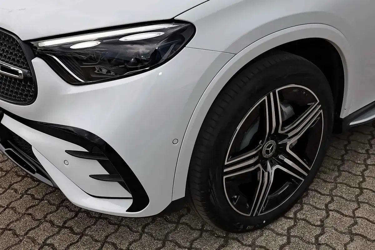 Gebraucht Mercedes GLC300 AMG 269 PS (197 kW) 2025 Manufaktur lack manufaktur opali SUV