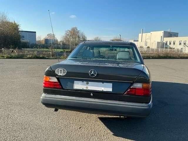 Gebraucht Mercedes E200 118 PS (86 kW) 1990 Grau Limousine