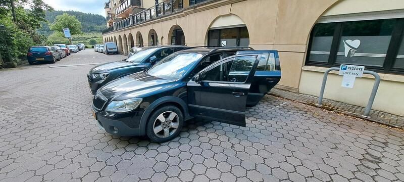 Schwarz Gebraucht 2013 Skoda Octavia Scout Kombi | 4.200 € (Superpreis) - Bild 1/4