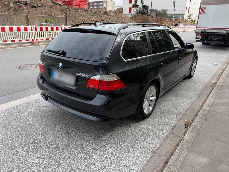 Gebraucht BMW 525 197 PS (144 kW) 2008 Schwarz Kombi
