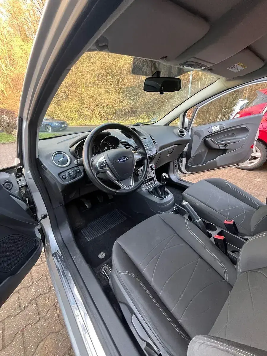 Gebraucht Ford Fiesta Celebration 60 PS (44 kW) 2016 Silber Kleinwagen