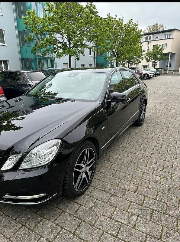 Gebraucht Mercedes E250 204 PS (150 kW) 2012 Schwarz Limousine