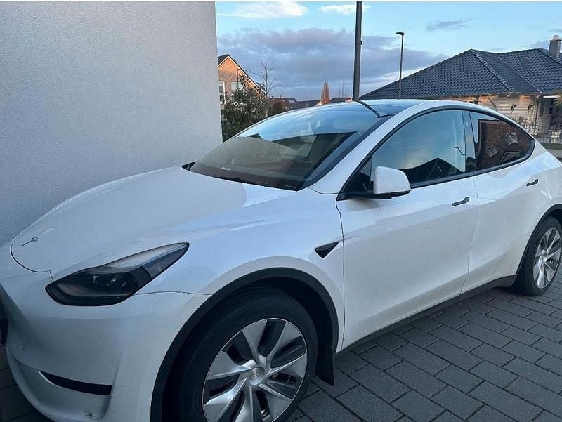 Weiß Gebraucht 2023 Tesla Model Y Standard Range SUV | 32.300 € (Fairer Preis) - Bild 1/4