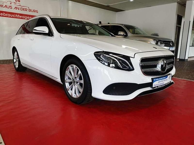Weiß Gebraucht 2017 Mercedes E200 Avantgarde Kombi | 23.999 € (Etwas zu teuer) - Bild 1/4