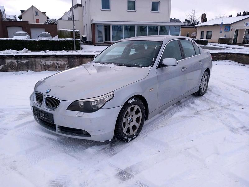 Silber Gebraucht 2006 BMW 523 Limousine | 2.499 € (Superpreis) - Bild 1/4