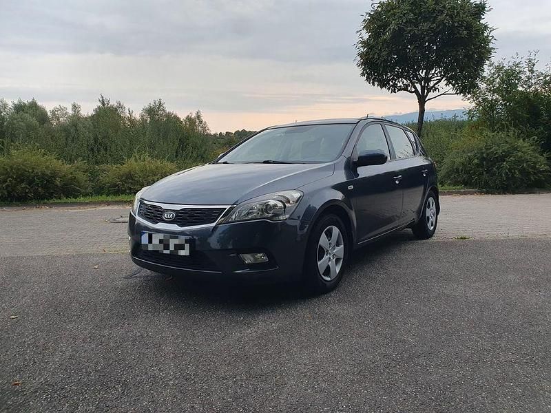 Grau Gebraucht 2010 Kia Ceed Limousine | 3.650 € (Guter Preis) - Bild 1/4