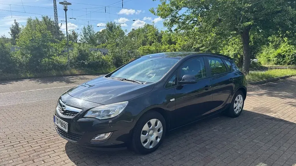 Gebraucht Opel Astra Edition 116 PS (85 kW) 2012 Schwarz Limousine