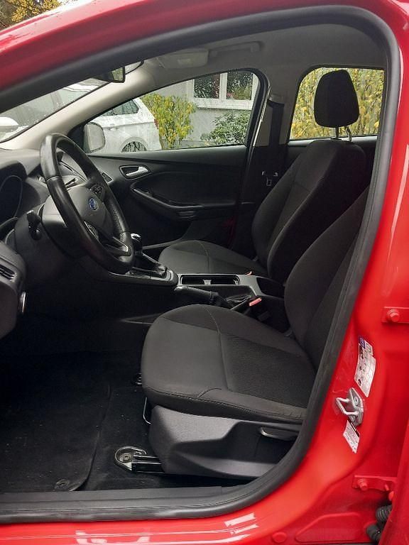 Gebraucht Ford Focus Trend 101 PS (74 kW) 2016 Rot Limousine
