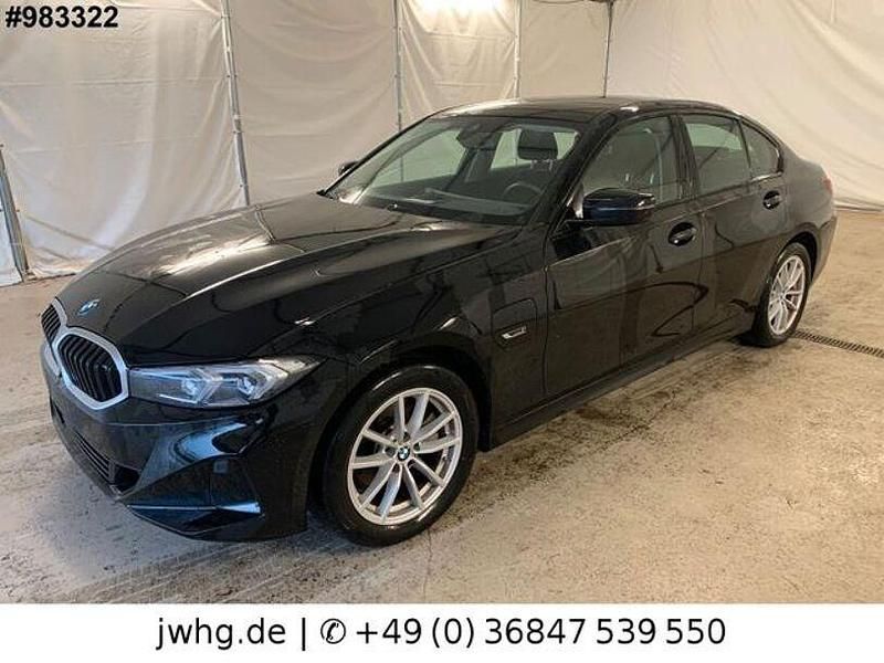 Gebraucht BMW 320e 204 PS (150 kW) 2022 Schwarz ii/bonnet fluid black Limousine