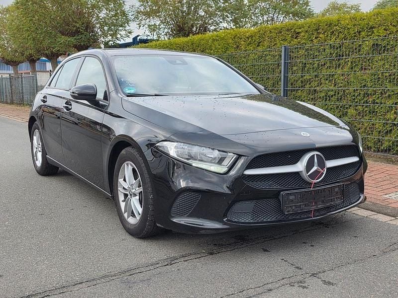 Schwarz Gebraucht 2020 Mercedes A180 Limousine | 13.810 € (Guter Preis) - Bild 1/4