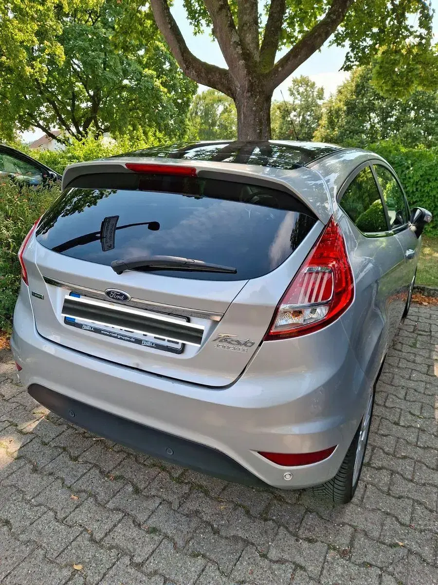 Gebraucht Ford Fiesta Titanium 101 PS (74 kW) 2016 Grau Kleinwagen